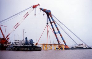 胜利石油管理局吊装800t海上钻井平台导管架